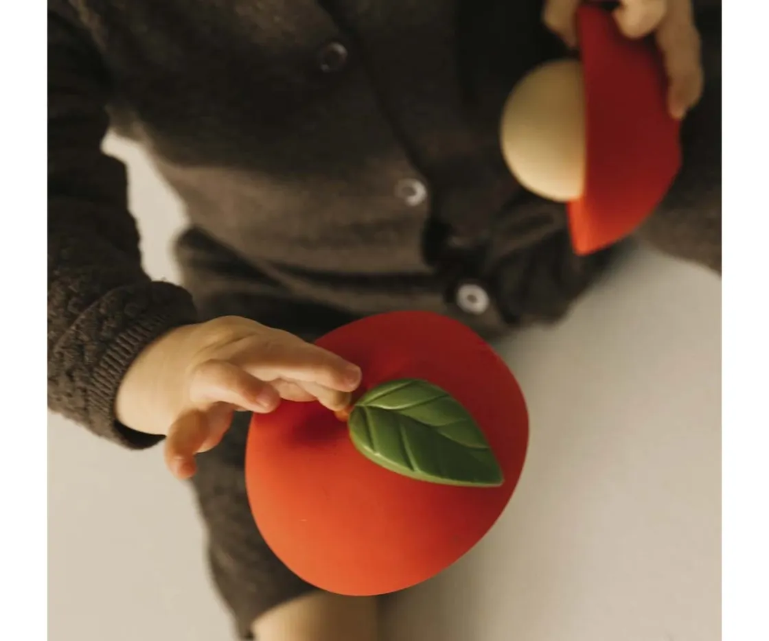 Oli & Carol Apple Juguete Apilable y Pelotita Sonajero