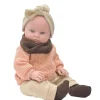 Minikane Muñeco Les Bambinis Yaëlle con Ropa de Invierno y Suéter de Punto Rosa^Niños Muñecos