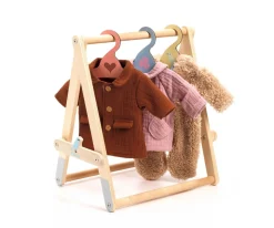 Djeco Perchero y 3 Perchas Pomea para Ropa de Muñeco^Niños Accesorios Para Muñecas