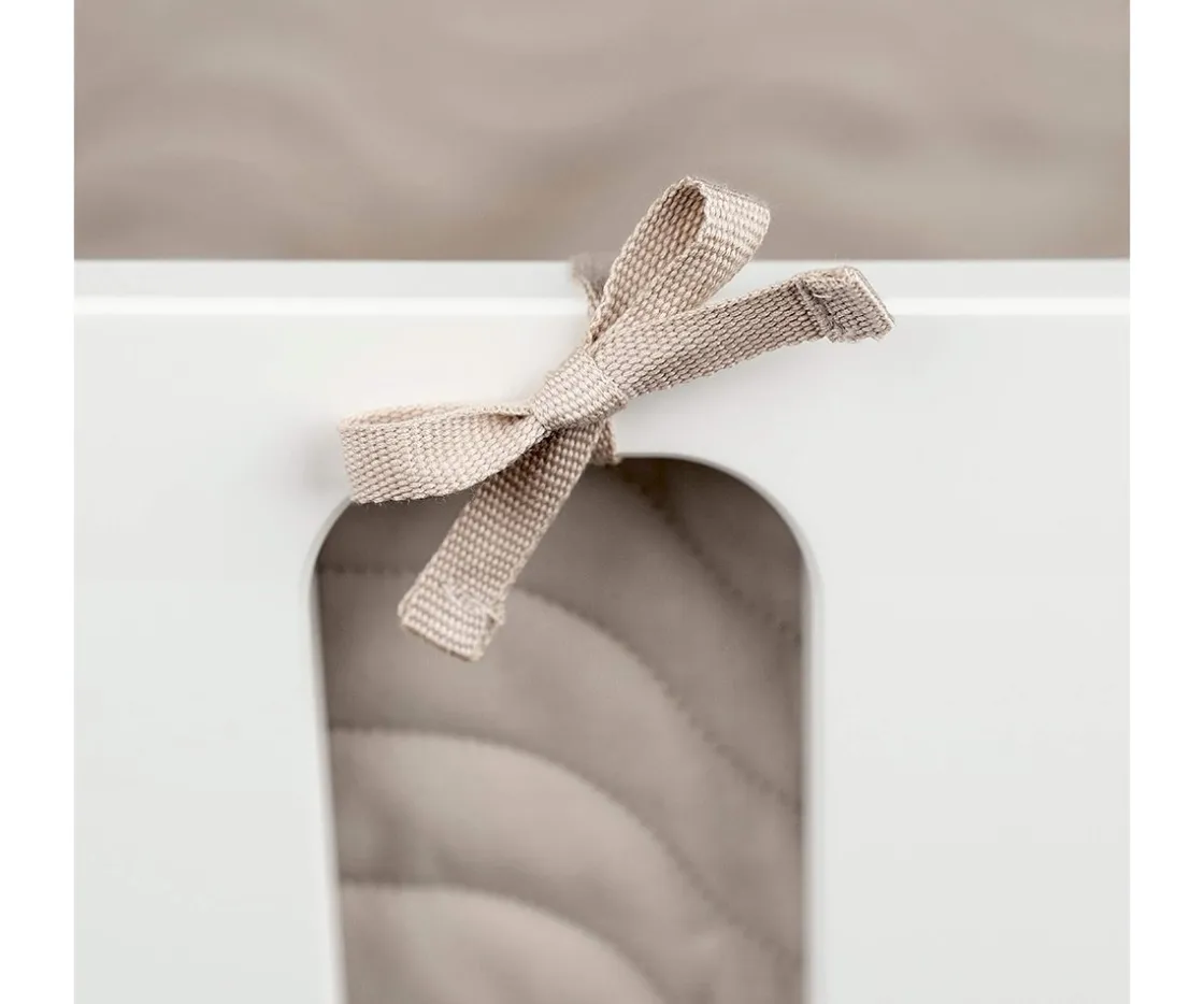 Done by Deer Protector de Cama Acolchado con Cuerdas Waves Sand^ Ropa De Cuna Y Cama