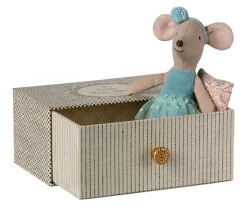 Niños Maileg Ratoncita Bailarina Hermana Pequeña en Sofá Cama Azul